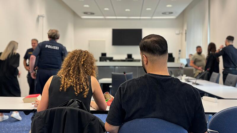 Urteil im Prozess um Vorkommnisse auf Forchheimer McDonalds-Parkplatz Urteil im Prozess um Vorkommnisse auf Forchheimer McDonalds-Parkplatz. Hierzu erschien auch eines der Opfer mit seiner Anwältin.