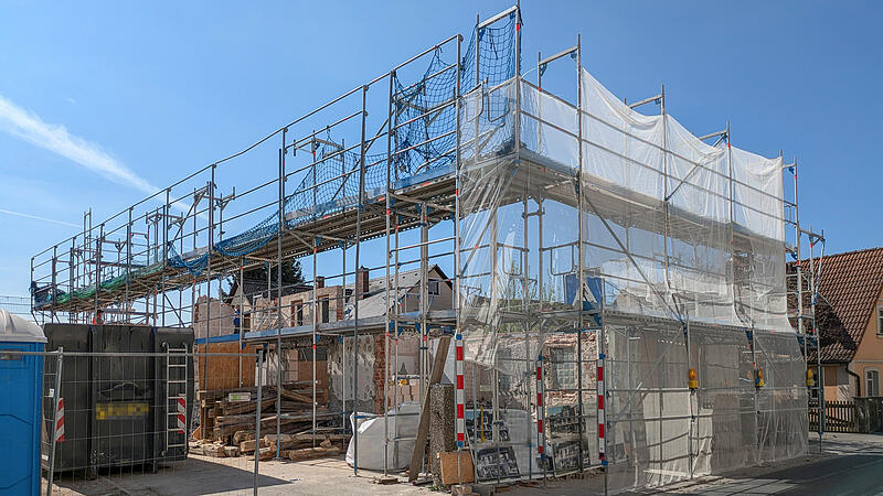 Luftiger Anblick: Vom alten Willersdorfer Josephs-Kindergarten, an dem rund neun Jahre lang herumgewerkelt wurde,  war am Donnerstag nicht mehr viel &uuml;brig.