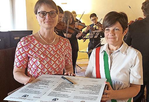 Helga Lormes, Kulmbacher Verwaltungsrätin für Städtepartnerschaften (l.), und Lugos Bürgermeisterin Elena Zannoni erneuerten gemeinsam den Partnerschaftsvertrag zwischen Kulmbach und Lugo.