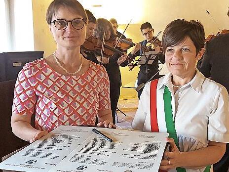 Helga Lormes, Kulmbacher Verwaltungsrätin für Städtepartnerschaften (l.), und Lugos Bürgermeisterin Elena Zannoni erneuerten gemeinsam den Partnerschaftsvertrag zwischen Kulmbach und Lugo.