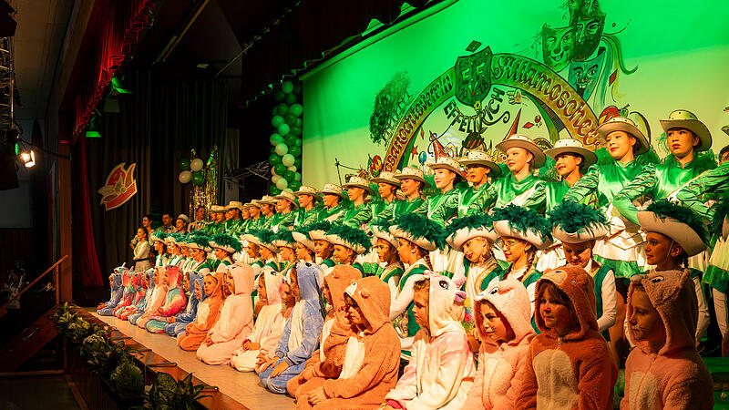 Vorne die Kleinsten der &bdquo;Zwetschgala&ldquo;, dahinter die Jugendgarde und ganz hinten die Aktive Garde: Beim Einzug standen in Effeltrich alle Generationen des Vereins gemeinsam auf der B&uuml;hne.