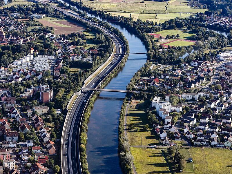 Der Main-Donau-Kanal (hier bei Forchheim) verbindet den Main bei Bamberg mit der Donau bei Kelheim.Forchheim & Fränkische Schweiz Der Main-Donau-Kanal (hier bei Forchheim) verbindet den Main bei Bamberg mit der Donau bei Kelheim.Forchheim & Fränkische Schweiz