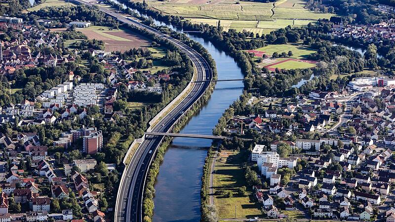 Der Main-Donau-Kanal (hier bei Forchheim) verbindet den Main bei Bamberg mit der Donau bei Kelheim.Forchheim & Fr&auml;nkische Schweiz