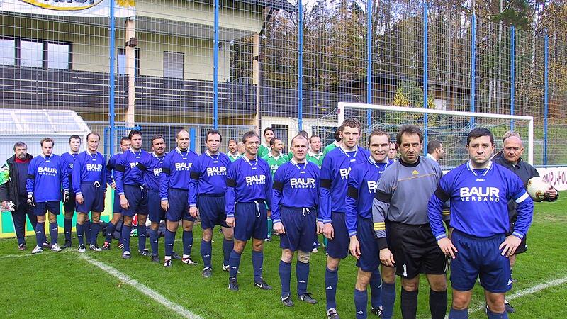 Leicht ergraute Hoffnungstr&auml;ger: Mit dieser Mannschaft startet der SCW Obermain 2004 in seine erste Saison in der A-Klasse.