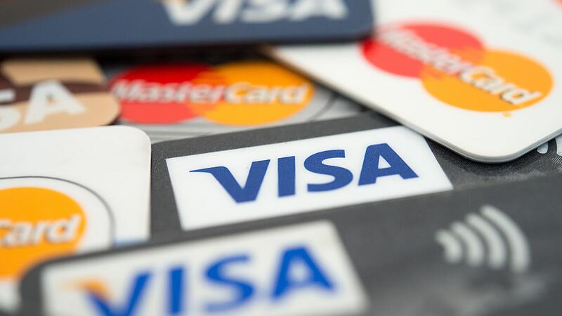 Verschiedene Kreditkarten liegen übereinander Verschiedene Kreditkarten liegen übereinander