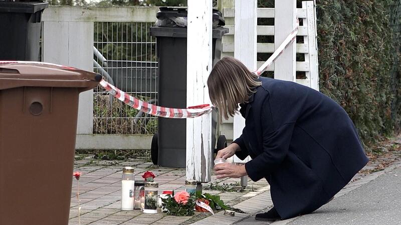 Anwohner stellen seit Freitag Kerzen und Blumen vor dem Haus der Familie auf. Anwohner stellen seit Freitag Kerzen und Blumen vor dem Haus der Familie auf.