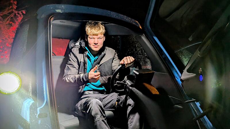 Azubi-Mobil im Landkreis Coburg: Azubi Adrian Latyschev sitz im Jobby