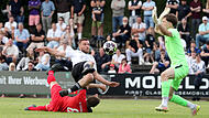Alles oder nichts: Sassanfahrts Kevin Schlicht (oben) schie&szlig;t artistisch aufs Tor von SCR-Keeper Jonah Popp.