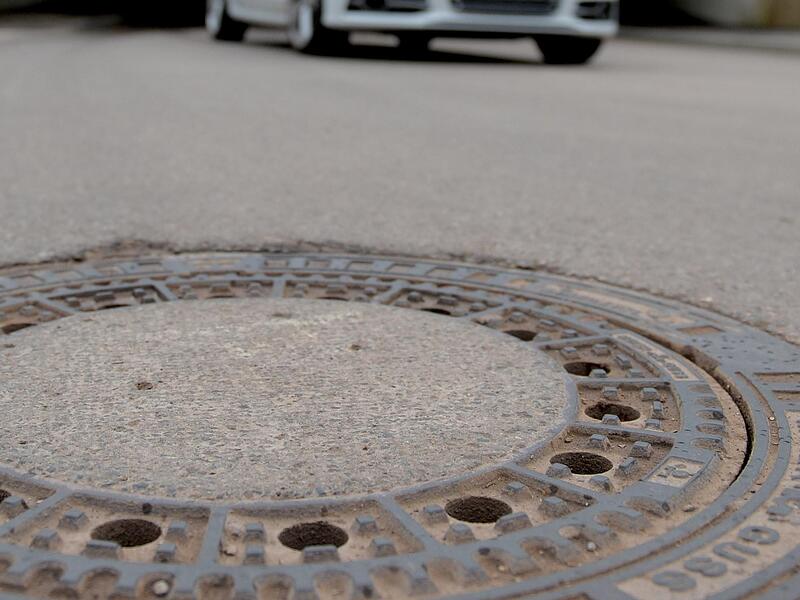 Gefährliche Aktion: Unbekannte haben in Dormitz mehrere Gullydeckel ausgehoben.Forchheim & Fränkische Schweiz