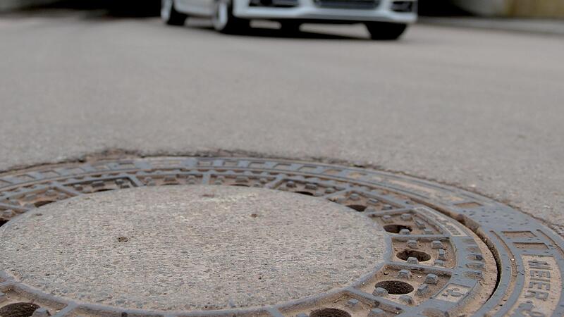 Gef&auml;hrliche Aktion: Unbekannte haben in Wiesenthau in der Hauptstra&szlig;e, der Weiherstra&szlig;e und im Kirchenweg acht Gullydeckel ausgehoben.Forchheim & Fr&auml;nkische Schweiz
