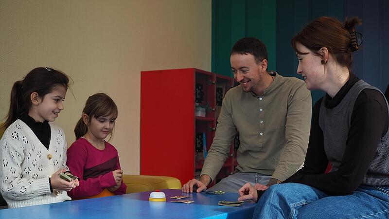 Daniela (von links), Lina, Jugendpfleger Alexander Herr und Sozialpädagogin Lisa Kaiser spielen bei der Betreuung für Grundschulkinder außerhalb der Ferien gemeinsam „Halli Galli“.