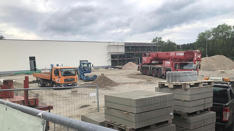 Noch viel zu tun: Blick auf die Baustelle für einen neuen Discount-Markt an der Gebrannten Brücke in Neustadt Noch viel zu tun: Blick auf die Baustelle für einen neuen Discount-Markt an der Gebrannten Brücke in Neustadt