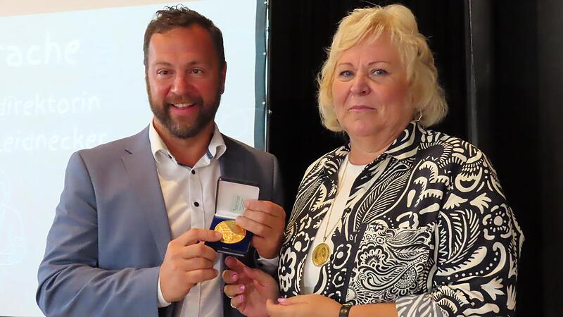 Eine &Uuml;berraschung f&uuml;r Gudrun Mackert von B&uuml;rgermeister Mario Sch&ouml;nwald: die Ehrenmedaille der Stadt in Gold.