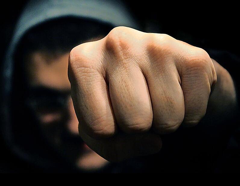 Ein &Uuml;berwachungsvideo dokumentierte einen Faustschlag, der eine Frau schwer verletzte und einen Mann vor Gericht brachte.