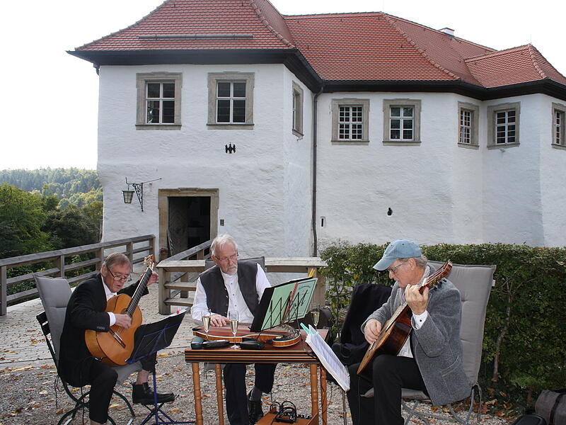 Der Kulturpreisehrenschildträger Eberhard Hofmann sorgte mit zwei Musikantenkollegen für die musikalische Umrahmung des Festaktes  im und am  Schloss Hundshaupten, das  eine   große  Sanierung erfahren hat.