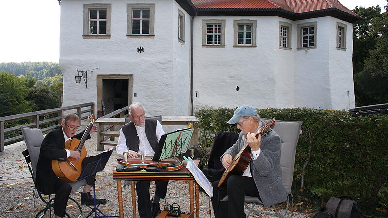 Der Kulturpreisehrenschildträger Eberhard Hofmann sorgte mit zwei Musikantenkollegen für die musikalische Umrahmung des Festaktes  im und am  Schloss Hundshaupten, das  eine   große  Sanierung erfahren hat.
