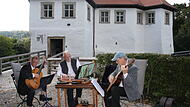 Der Kulturpreisehrenschildträger Eberhard Hofmann sorgte mit zwei Musikantenkollegen für die musikalische Umrahmung des Festaktes  im und am  Schloss Hundshaupten, das  eine   große  Sanierung erfahren hat.