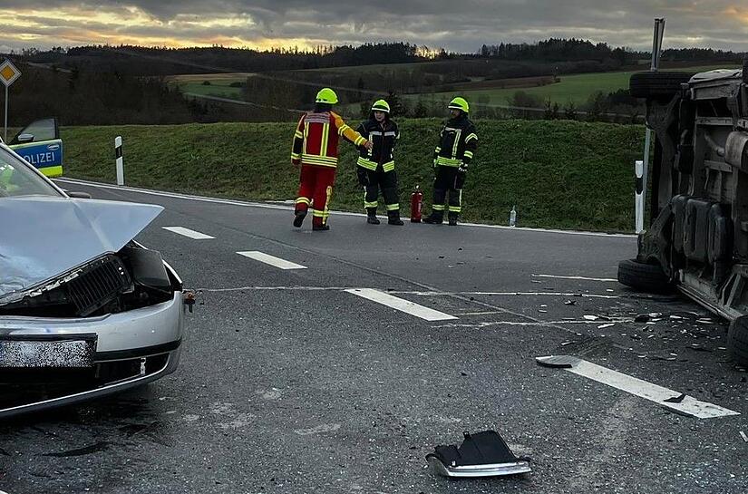Durch die Wucht des Aufpralls kippte der Kleintransporter auf die Seite.