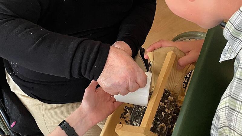 Die Bewohner in Hemhofen bef&uuml;llen gemeinsam die Futter-Stationen.