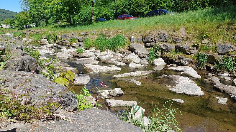 Niedrigwasser in der Sinn in Bad Br&uuml;ckenau