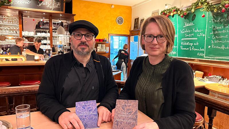 Buch Bettina Schwarz und Stefan Noir haben kürzlich ihre ersten Bücher veröffentlicht. Im Café Luitpold erzählen sie über den steinigen Weg hin zum fertigen Buch.