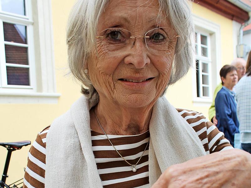 Margarete Krau&szlig; ist Nachfahrin eines nach Lichtenfels "evakuierten" Bad Bergzabeners. Das Foto, auf welchem ihr Vater zu sehen ist, brachte sie mit.