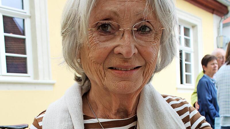 Margarete Krauß ist Nachfahrin eines nach Lichtenfels "evakuierten" Bad Bergzabeners. Das Foto, auf welchem ihr Vater zu sehen ist, brachte sie mit. Margarete Krauß ist Nachfahrin eines nach Lichtenfels "evakuierten" Bad Bergzabeners. Das Foto, auf welchem ihr Vater zu sehen ist, brachte sie mit.