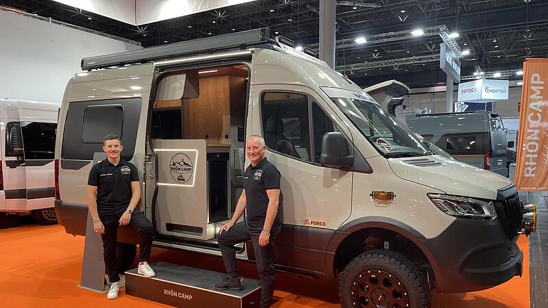 Maximilian (links) und Mario Volklandt auf der Caravanmesse in D&uuml;sseldorf.