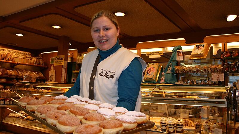 Ina Eichinger, Verkäuferin in der Bäckerei Nagel, präsentiert 2013 stolz die Krapfen. Heute gibt es die Traditionsbäckerei nicht mehr.Forchheim & Fränkische Schweiz Ina Eichinger, Verkäuferin in der Bäckerei Nagel, präsentiert 2013 stolz die Krapfen. Heute gibt es die Traditionsbäckerei nicht mehr.