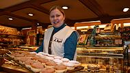 Ina Eichinger, Verkäuferin in der Bäckerei Nagel, präsentiert 2013 stolz die Krapfen. Heute gibt es die Traditionsbäckerei nicht mehr.