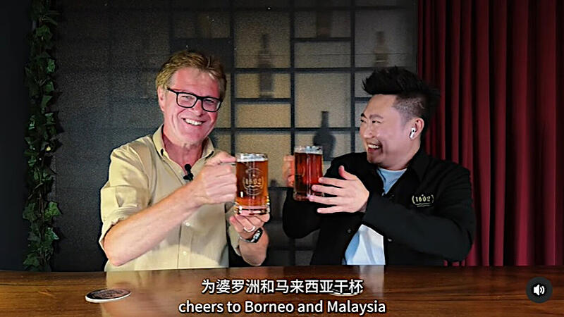 Hans Gerner sagt "Cheers to Borneo" mit seinem 1608-Bier für Malaysia