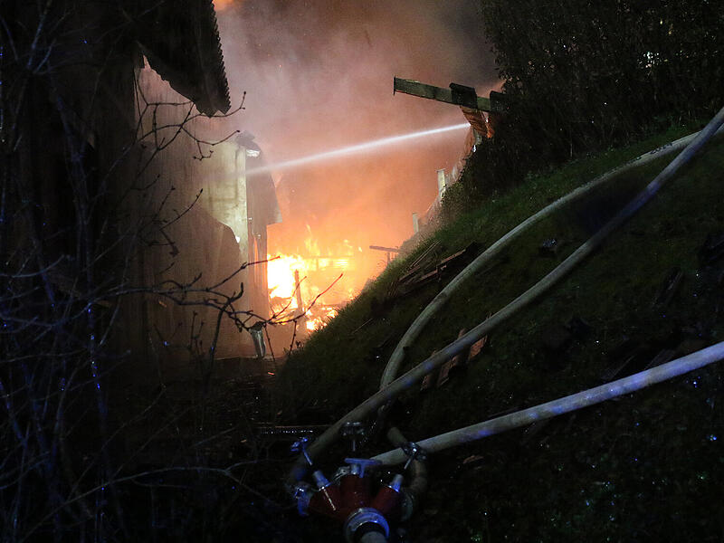 In Wohlbach (Ahorn) brannte in der Nacht ein Wohnanwesen nieder. Auch ein Nachbargeb&auml;ude war betroffen. Ein weiteres &Uuml;bergreifen der Flammen wurde verhindert.