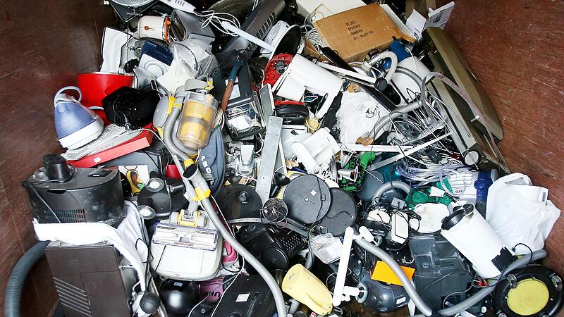 Durch Elektroschrott entstehen in der EU jährlich 35 Millionen Tonnen Abfall. Das soll sich ändern. Durch Elektroschrott entstehen in der EU jährlich 35 Millionen Tonnen Abfall. Das soll sich ändern.