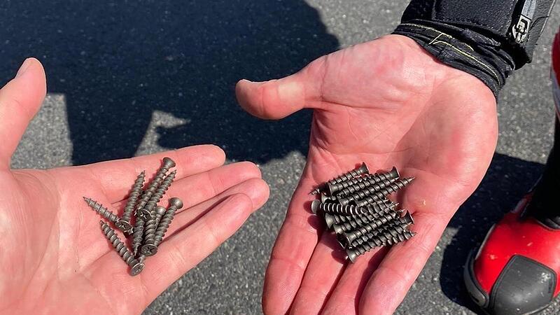 Die Biker glauben, dass ihnen jemand mit Schrauben ans Leder will. Die Biker glauben, dass ihnen jemand mit Schrauben ans Leder will.
