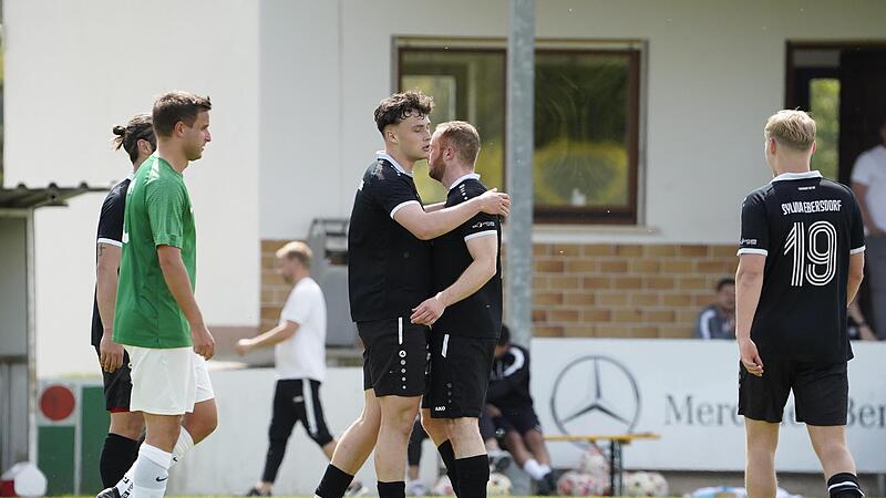 Florian Seiler und Paul Pleiner (von links) freuen sich &uuml;ber die &uuml;berragende Vorstellung, die ihre Mannschaft gegen den TSV Neukenroth gegeben hat.