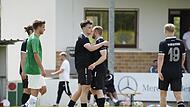Florian Seiler und Paul Pleiner (von links) freuen sich &uuml;ber die &uuml;berragende Vorstellung, die ihre Mannschaft gegen den TSV Neukenroth gegeben hat.