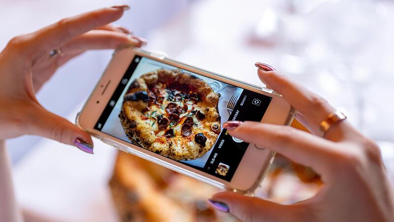 Wer Freunden, die mit am Tisch sitzen, ein Foto schicken will, muss dafür nicht unbedingt auf einen Messengerdienst zurückgreifen. Wer Freunden, die mit am Tisch sitzen, ein Foto schicken will, muss dafür nicht unbedingt auf einen Messengerdienst zurückgreifen.