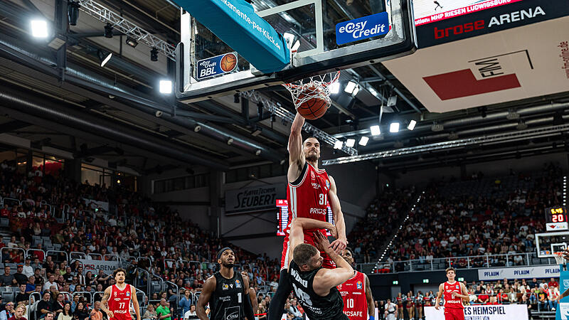 Die spektakulärste Aktion des Spiels: Baskets-Center Daniel Keppeler verewigt Jonas Wohlfarth-Bottermann auf dem Poster. Die spektakulärste Aktion des Spiels: Baskets-Center Daniel Keppeler verewigt Jonas Wohlfarth-Bottermann auf dem Poster.