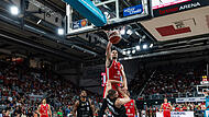 Die spektakul&auml;rste Aktion des Spiels: Baskets-Center Daniel Keppeler verewigt Jonas Wohlfarth-Bottermann auf dem Poster.