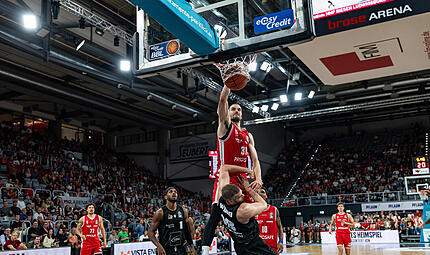 Die spektakul&auml;rste Aktion des Spiels: Baskets-Center Daniel Keppeler verewigt Jonas Wohlfarth-Bottermann auf dem Poster.
