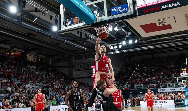 Die spektakul&auml;rste Aktion des Spiels: Baskets-Center Daniel Keppeler verewigt Jonas Wohlfarth-Bottermann auf dem Poster.