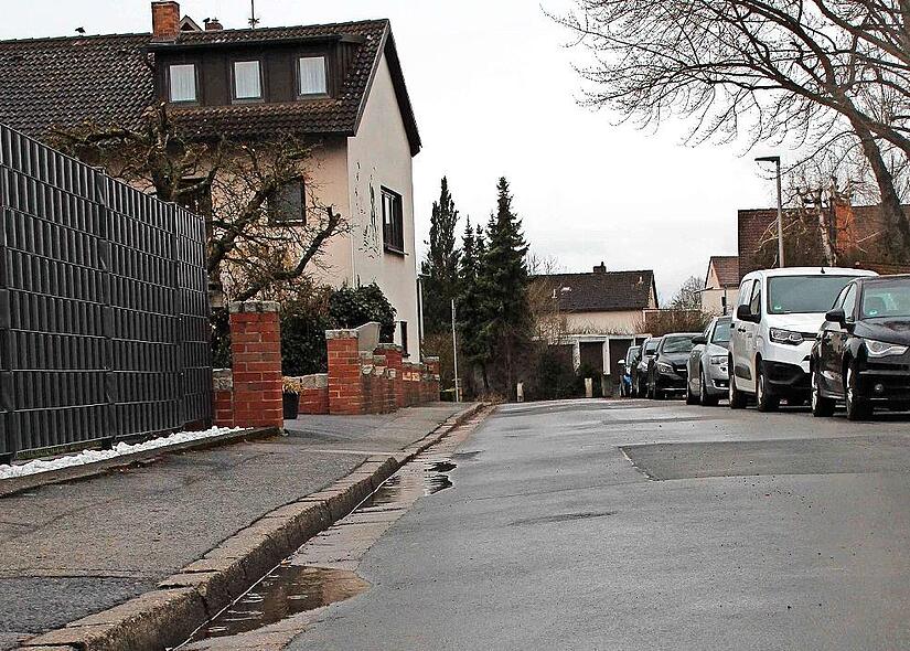 Zeitlich vorgezogen wird die Kanalsanierung in der Eduard-Sommer-Stra&szlig;e. Stra&szlig;endecke und B&uuml;rgersteig sollen auch gleich mit erneuert werden.