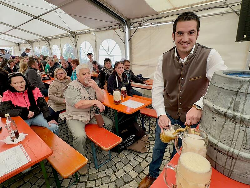 Ein Bieranstich gehört sicherlich zu den angenehmeren Aufgaben eines Bürgermeisters, zumindest wenn er – wie hier Maximilian Neeb beim diesjährigen Gänsplatzfest – problemlos gelingt.