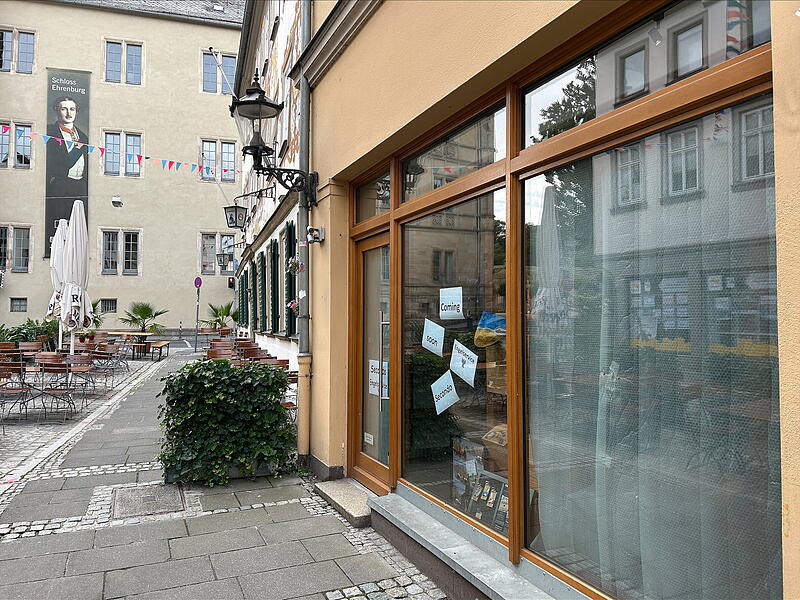Auf der von Touristen stark frequentierten Achse zwischen Schlossplatz und Marktplatz befindet sich die Herrngasse. Hier er&ouml;ffnet Sabine H&ouml;ll bald ihren &bdquo;Secondo Engelservice&ldquo;. Zum Sortiment geh&ouml;ren auch Coburg-Souvenirs.