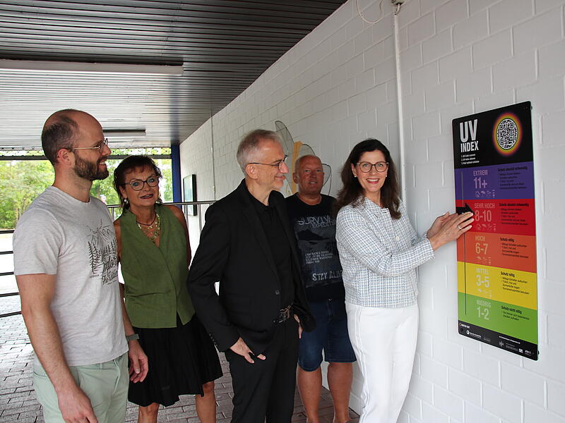 Annette Lips (rechts) von der AOK stellte Mitarbeitern der Stadtverwaltung und dem B&uuml;rgermeister von H&ouml;chstadt die neue UV-Index-Tafel im H&ouml;chstadter Freibad vor. Von links: Maximilian Br&ouml;nner, Andrea Sch&uuml;tz, Alexander Schulz und Hans-Peter Philipp.