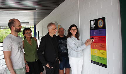 Annette Lips (rechts) von der AOK stellte Mitarbeitern der Stadtverwaltung und dem B&uuml;rgermeister von H&ouml;chstadt die neue UV-Index-Tafel im H&ouml;chstadter Freibad vor. Von links: Maximilian Br&ouml;nner, Andrea Sch&uuml;tz, Alexander Schulz und Hans-Peter Philipp.