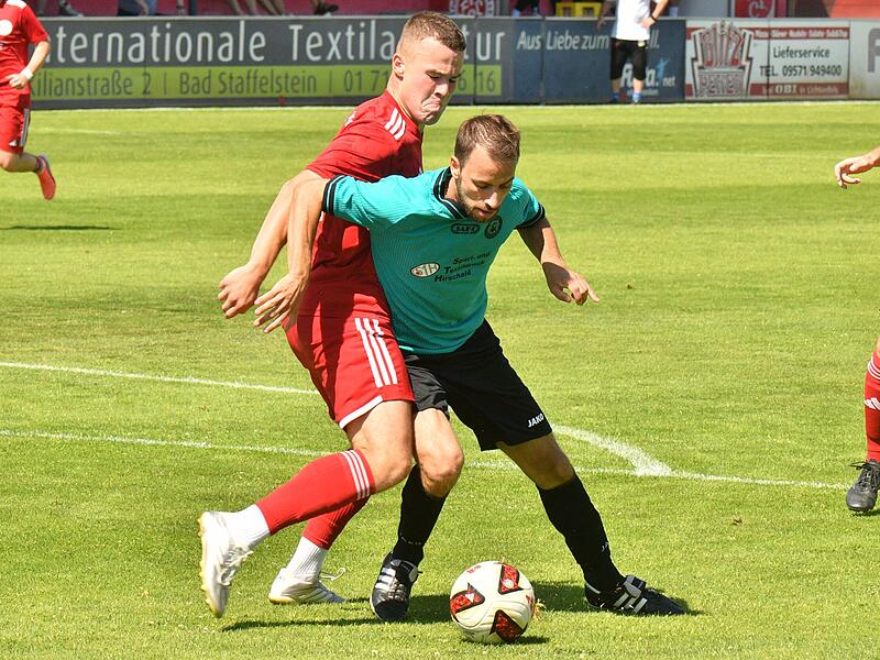 Der Hirschaider Spielertrainer Daniel Sch&auml;ffler wird vom Lichtenfelser Neuzugang  Kilian Schmidt (links) beackert.