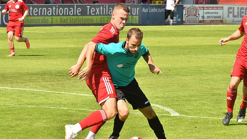 Der Hirschaider Spielertrainer Daniel Sch&auml;ffler wird vom Lichtenfelser Neuzugang  Kilian Schmidt (links) beackert.