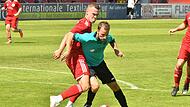Der Hirschaider Spielertrainer Daniel Sch&auml;ffler wird vom Lichtenfelser Neuzugang  Kilian Schmidt (links) beackert.
