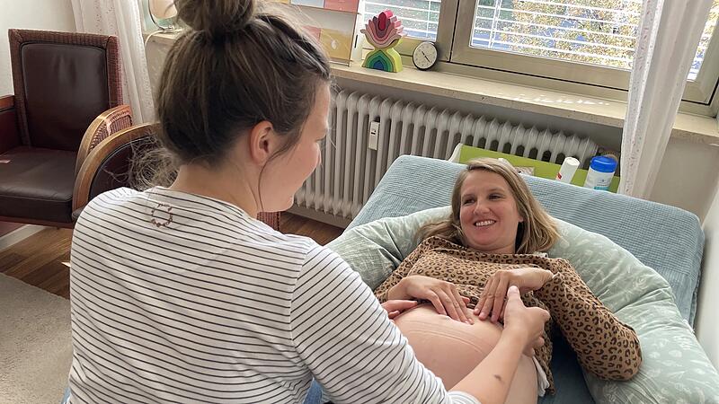 Geburtshaus Erlangen Franziska Seßler (r.) hat sich zum zweiten Mal für eine Geburt im Geburtshaus in Erlangen entschieden. Hebamme Julia Baecker (l.) untersucht den Babybauch.